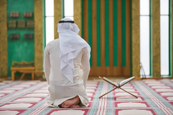 Religioso Muçulmano Homem Orando Dentro Mesquita — Fotografia de Stock