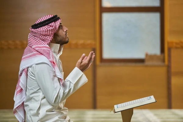 Religijny Muzułmanin Modlący Się Meczecie — Zdjęcie stockowe