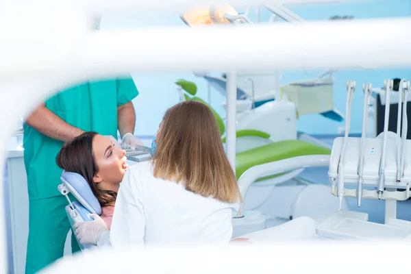 医生在和她的病人说话牙科医生的概念 — 图库照片