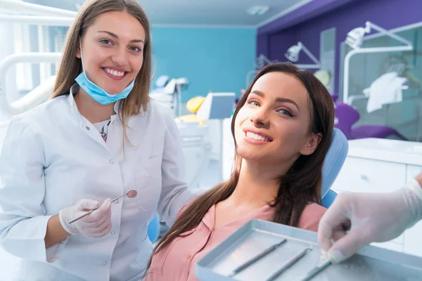 Doctor Talking Her Patient Dentist Concept — Stock Photo, Image