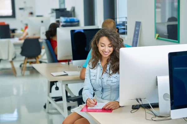 Start Imprenditori Gruppo Che Lavorano Tutti Giorni Lavoro Presso Ufficio — Foto Stock