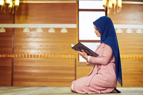 Giovane Donna Musulmana Che Prega Moschea — Foto Stock