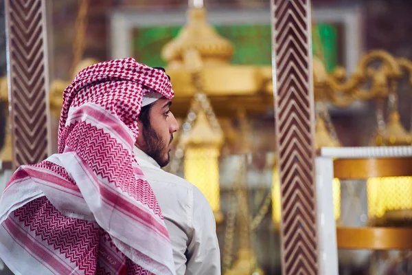 Релігійний Мусульманин Молиться Всередині Мечеті — стокове фото