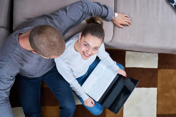 Pareja Joven Sentada Suelo Nuevo Apartamento — Foto de Stock