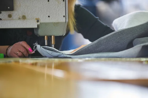 Costurera Trabajadora Una Fábrica Que Cose Con Una Máquina Coser — Foto de Stock