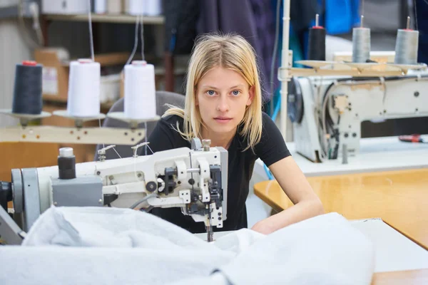 Terzi veya fabrika dikiş ile bir sanayi dikiş makinesi işçisi