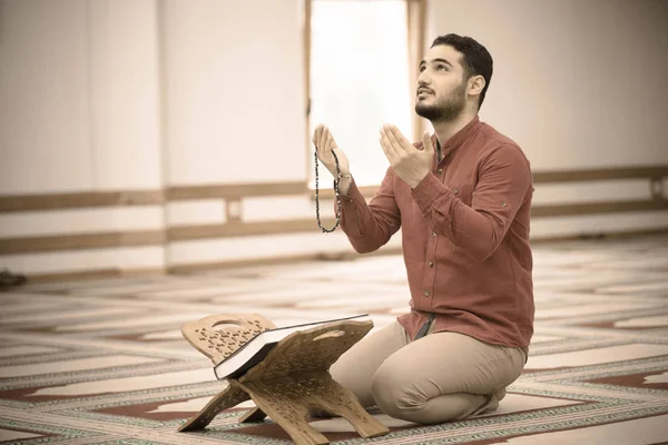 Religioso Musulmán Rezando Dentro Mezquita —  Fotos de Stock