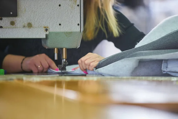 Швея Рабочий Фабрике Швейных Промышленной Швейной Машинкой Точна — стоковое фото
