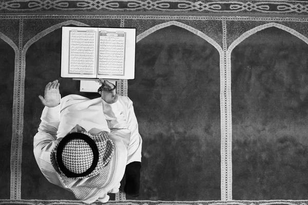 Religioso Muçulmano Homem Orando Dentro Mesquita — Fotografia de Stock