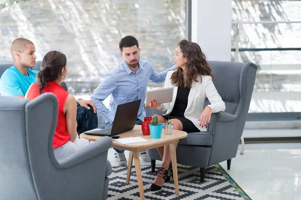 Fotoğraf genç businessmans mürettebat modern coworking uzayda yeni başlangıç projesi ile çalışma.