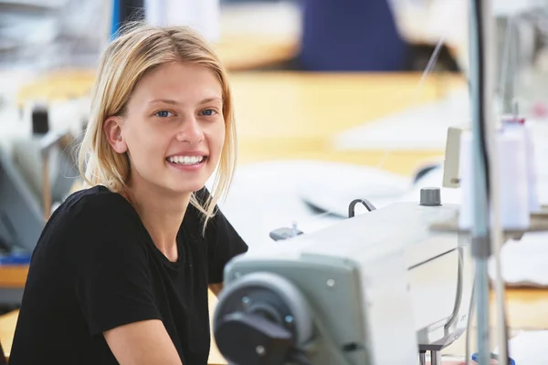 Seamstress Trabalhador Uma Fábrica Costura Com Uma Máquina Costura Industrial — Fotografia de Stock