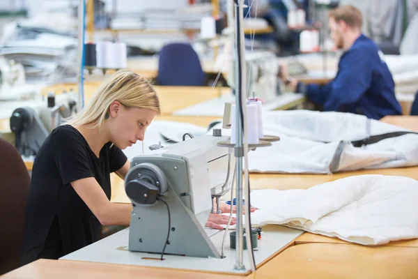 Costurera Nuevo Asignado Una Máquina Una Fábrica Textil Capataz Explica — Foto de Stock