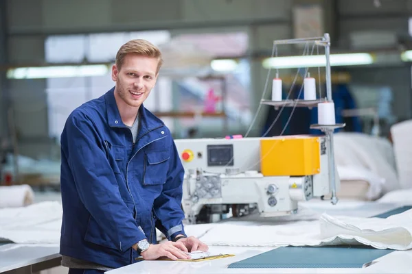 Operaio Indumenti Protettivi Fabbrica Utilizzando Macchina — Foto Stock