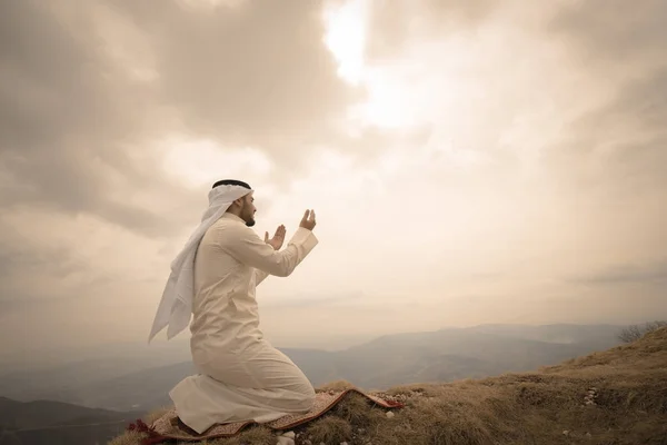 Homme Islamique Priant Sur Montagne — Photo