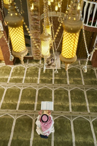 Muslim Yang Religius Berdoa Dalam Masjid — Stok Foto