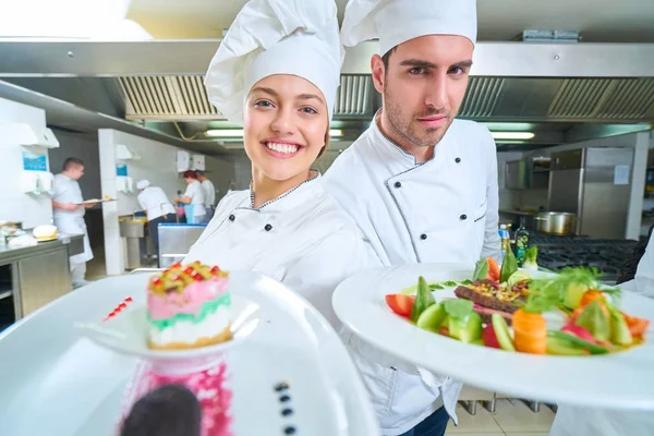 Chef Préparant Nourriture Dans Cuisine Restaurant — Photo