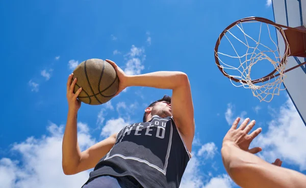 basketbolcu yüksekten uçuyor ve puanlama eylem