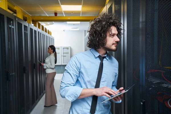 Genç teknisyen sunucularda çalışma