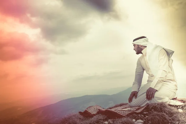 Orang Iislamic Berdoa Gunung — Stok Foto