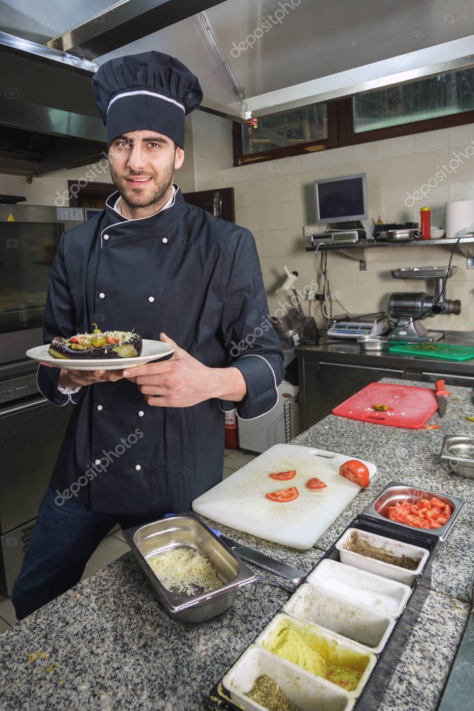 Chef en Restaurante guarnición de plato de verduras, cosecha en las