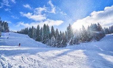 güneşli bir dağ kayak pisti. Kış dağ manzarası