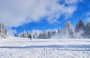 güneşli bir dağ kayak pisti. Kış dağ manzarası