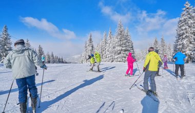 güneşli bir dağ kayak pisti. Kış dağ manzarası