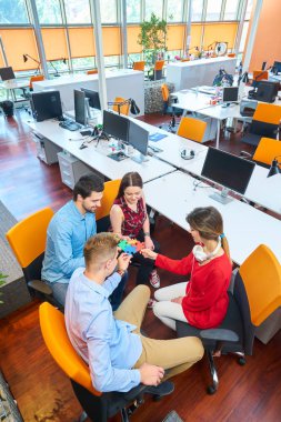 Başlangıç iş insanlar montaj parçalı bulmaca, takım destek ve yardım kavramı