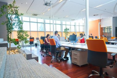 Başlangıç iş adamları grup çalışma günlük iş modern adlı ofis coworking