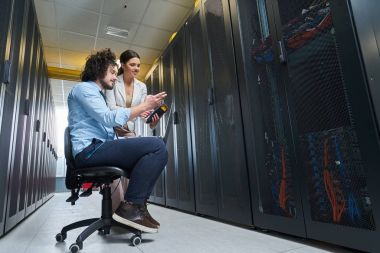 sunucu bakım bir veri merkezinde çalışan iki genç teknisyen