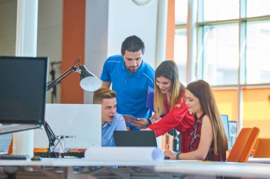 Başlangıç iş adamları grup çalışma günlük iş modern adlı ofis coworking