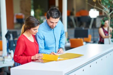 Başlangıç iş adamları grup çalışma günlük iş modern adlı ofis coworking