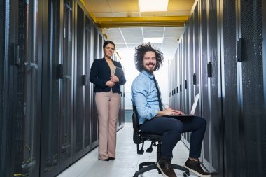 sunucu bakım bir veri merkezinde çalışan iki genç teknisyen