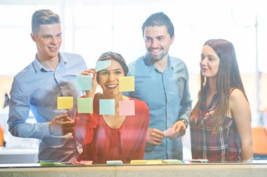 iş, başlangıç, planlama, yönetim ve insan kavramı - mutlu yaratıcı ekibi çıkartmaları office cam panosu üzerinde yazma