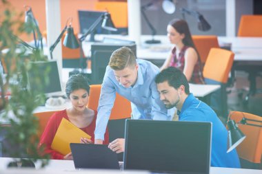 Başlangıç iş adamları grup çalışma günlük iş modern adlı ofis coworking