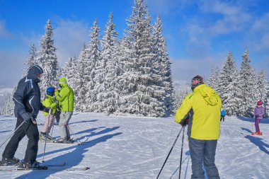 güneşli bir dağ kayak pisti. Kış dağ manzarası