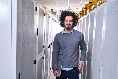 Sunucu Odasında Çalışan Genç Teknisyen