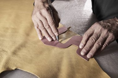 Fabrikada ayakkabı üretim süreci