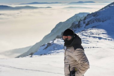 Tur kayağı adam gündoğumu İsviçre Alpleri'nde, üst ulaşan.