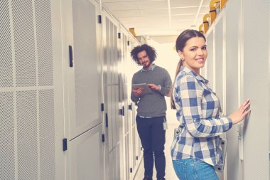 sunucu bakım bir veri merkezinde çalışan iki genç teknisyen