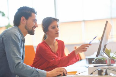 Başlangıç iş adamları grup çalışma günlük iş modern adlı ofis coworking
