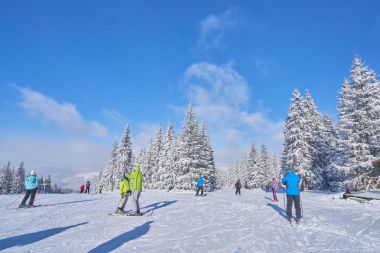 güneşli bir dağ kayak pisti. Kış dağ manzarası