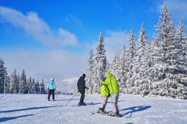 güneşli bir dağ kayak pisti. Kış dağ manzarası