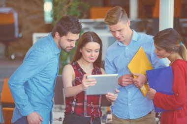 Başlangıç iş adamları grup çalışma günlük iş modern adlı ofis coworking