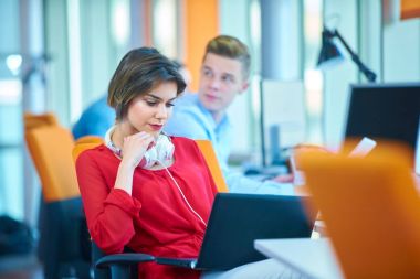 Başlangıç iş adamları grup çalışma günlük iş modern adlı ofis coworking