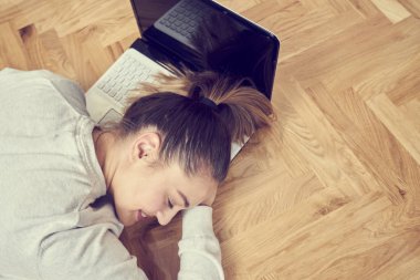 dizüstü bilgisayarda uyuyan bir kadın.