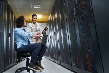 sunucu bakım bir veri merkezinde çalışan iki genç teknisyen