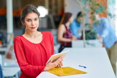 Başlangıç iş adamları grup çalışma günlük iş modern adlı ofis coworking