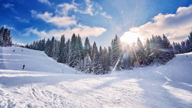 güneşli bir dağ kayak pisti. Kış dağ manzarası