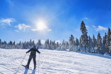 güneşli bir dağ kayak pisti. Kış dağ manzarası